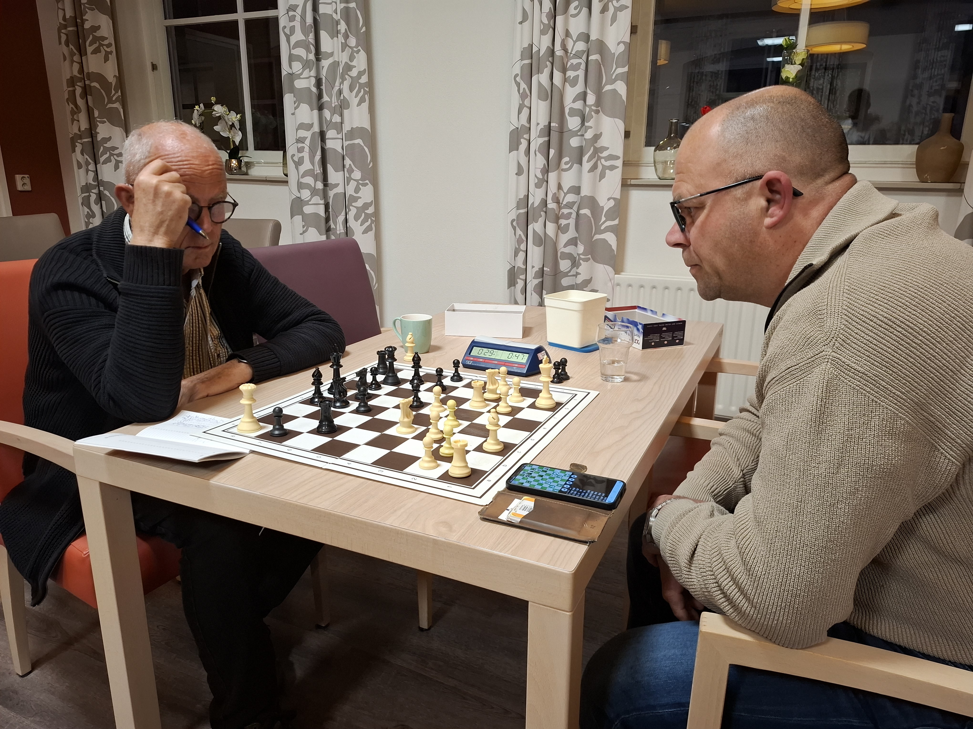 Arjan Bom (rechts) won voor de derde keer op rij en staat nu tweede in het klassement van elo-stijgers. Wat een mooie ontwikkeling!