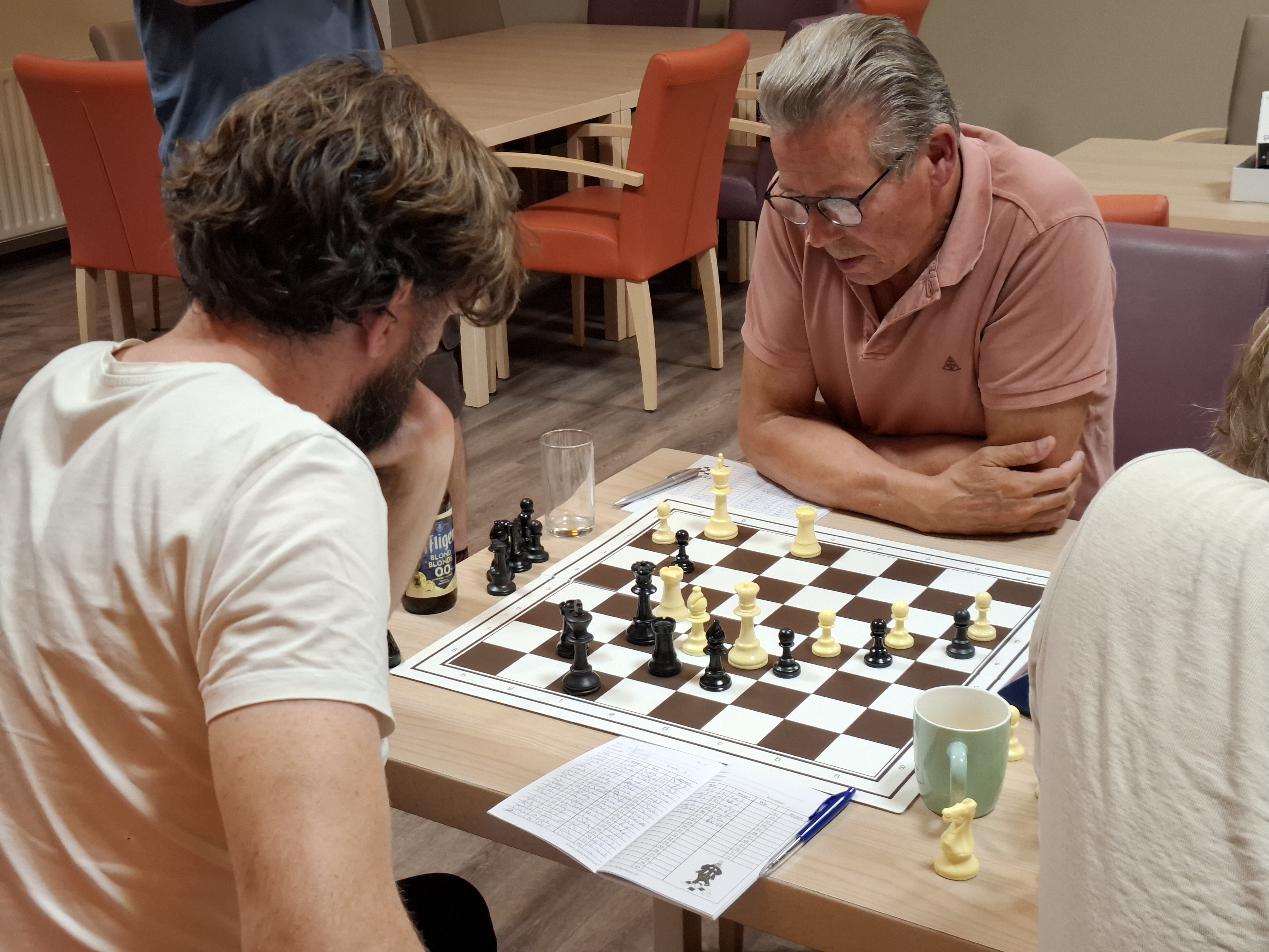 Beeld uit ronde twee: Jansen (voorgrond rechts) won van De Koning en Baakman (achtergrond links) van Van der Schee.