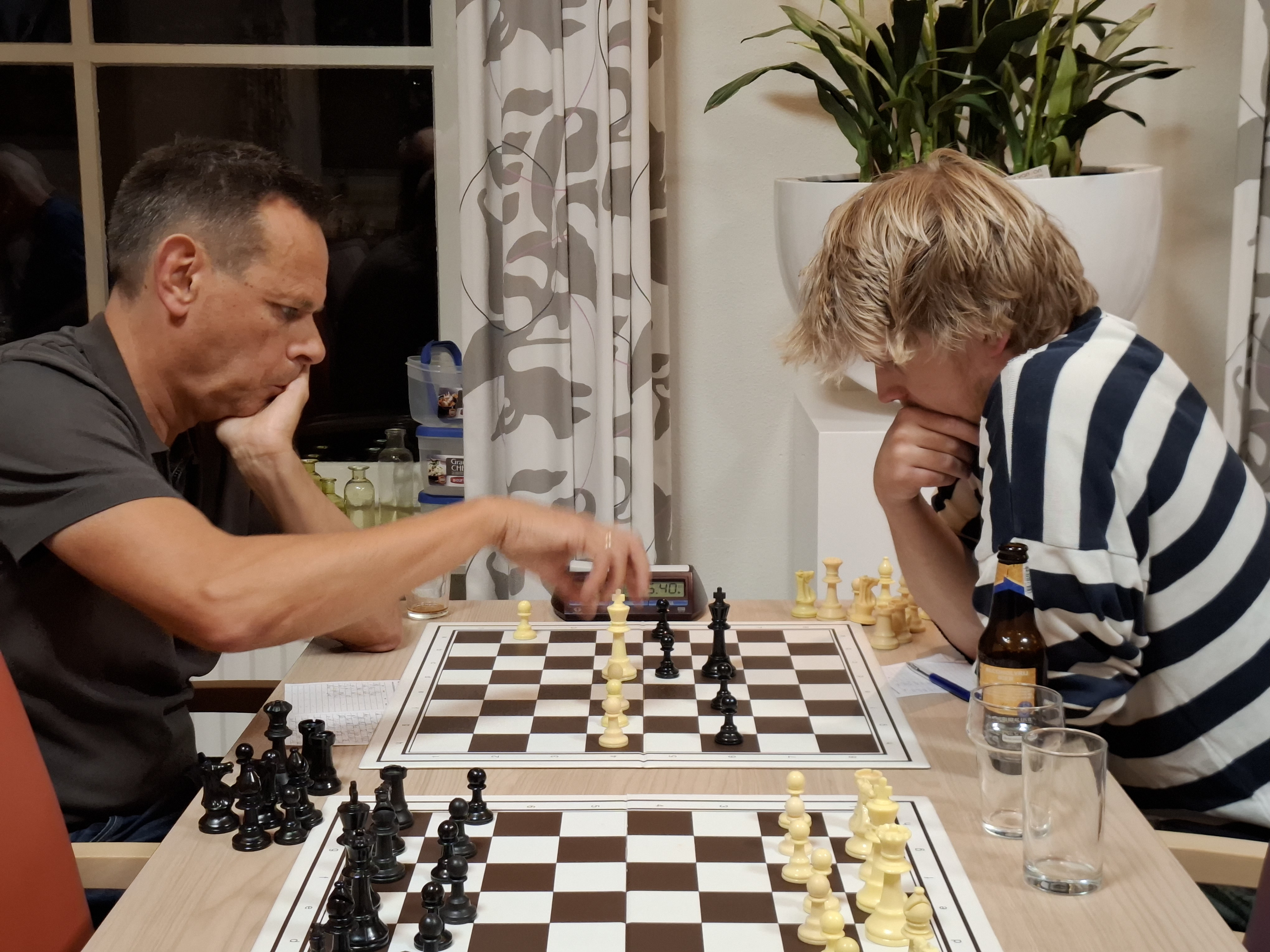 Martin Both (links) hield in en pionneneindspel met Efraim Pronk zijn flankpion over. Promotie zat er niet meer in waardoor het remise werd.