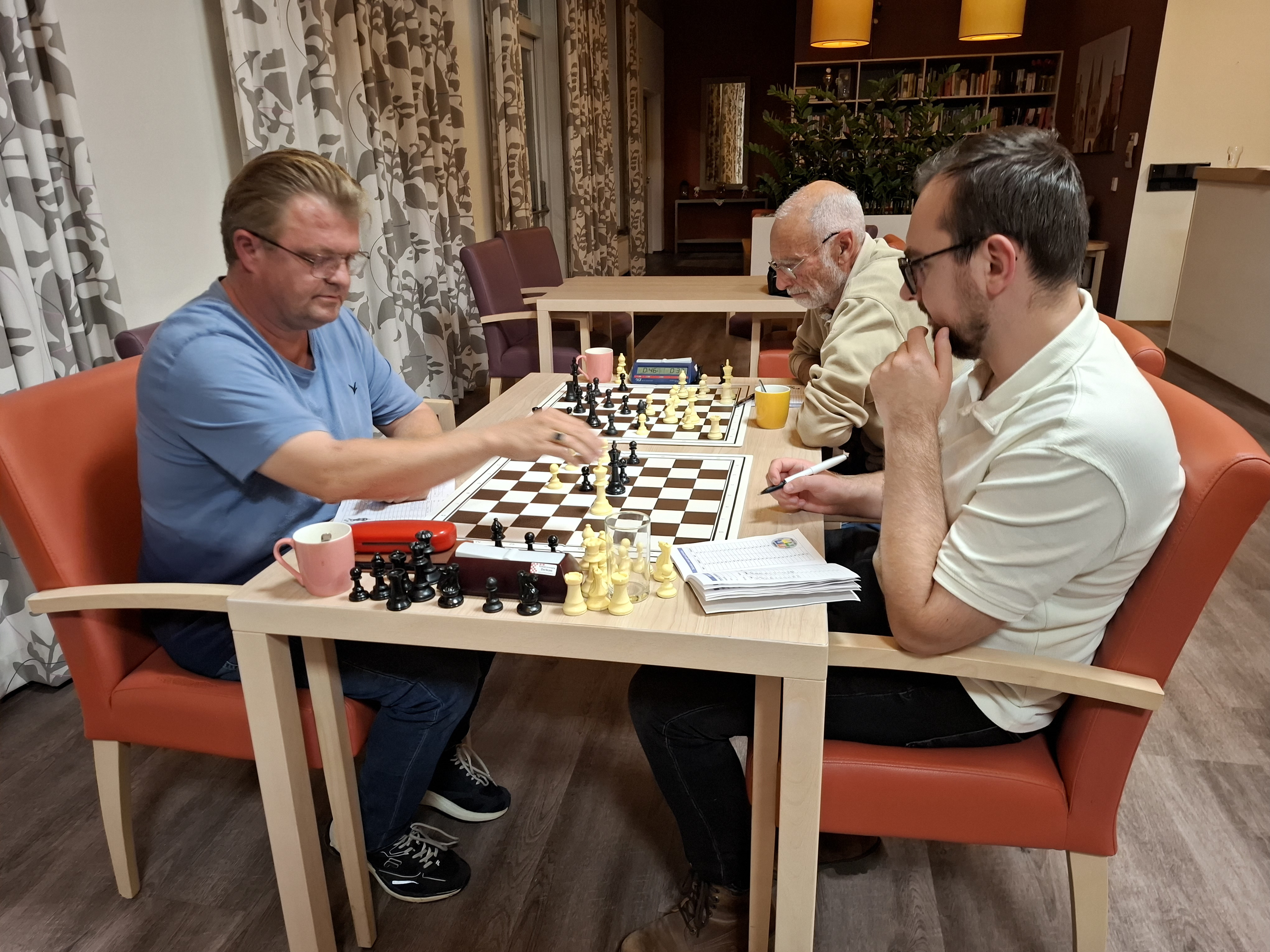 Mark van Rooten (links) had met zijn koning de koning van Pieter-Jan van Strien (rechts) kunnen verdrijven. Echter werd er remise besloten.