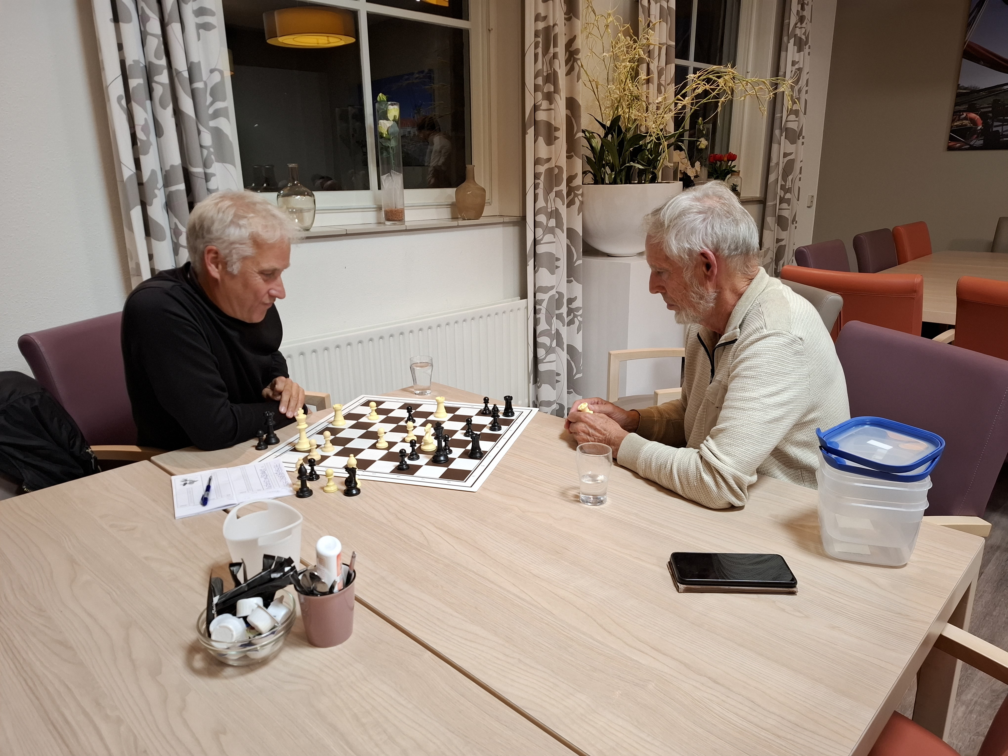 Fokko Baakman (links) en Jeroen van Straten (rechts) analyseren er nog even op los.
