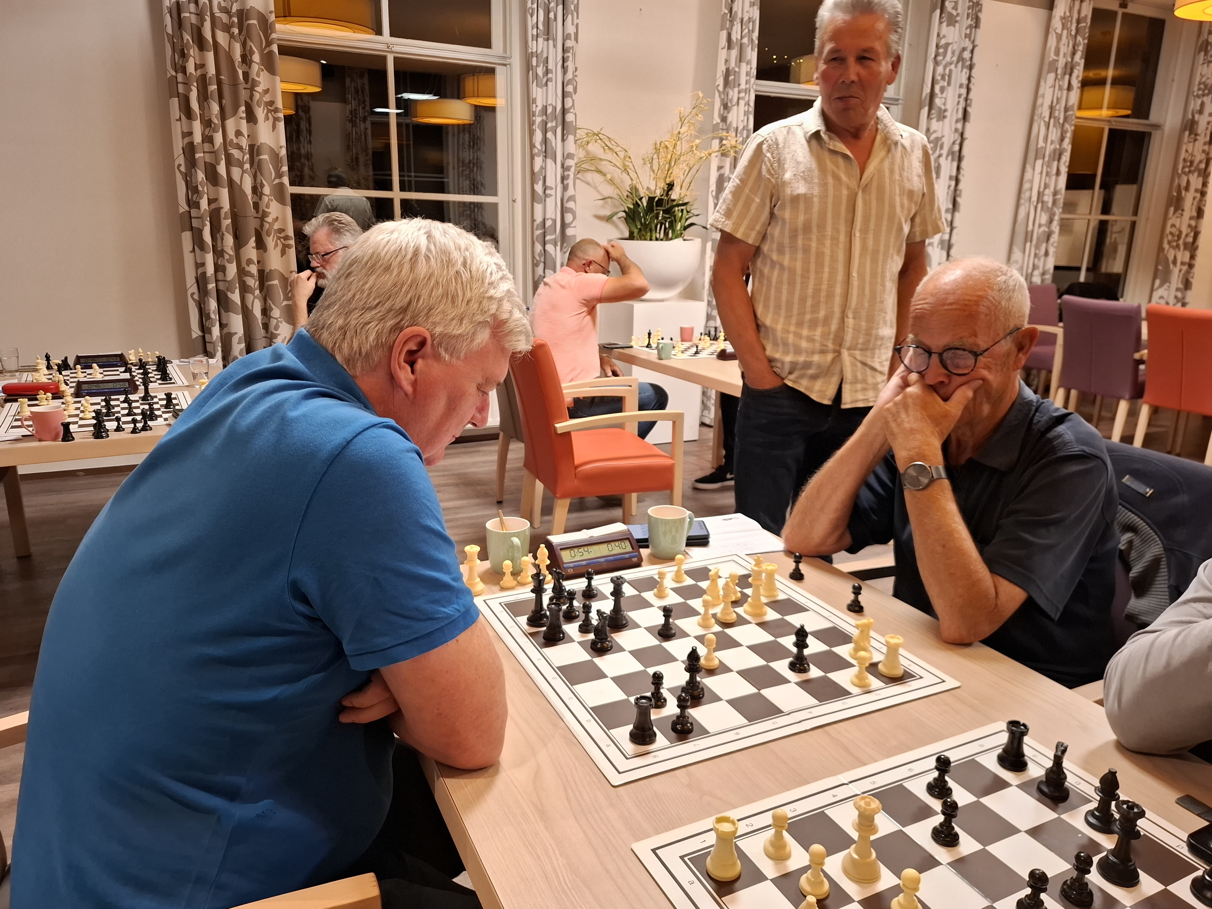 Dick Doeswijk (rechts) zag een aftrekaanval over het hoofd en moest de winst aan Paul Greefhorst (links) laten.