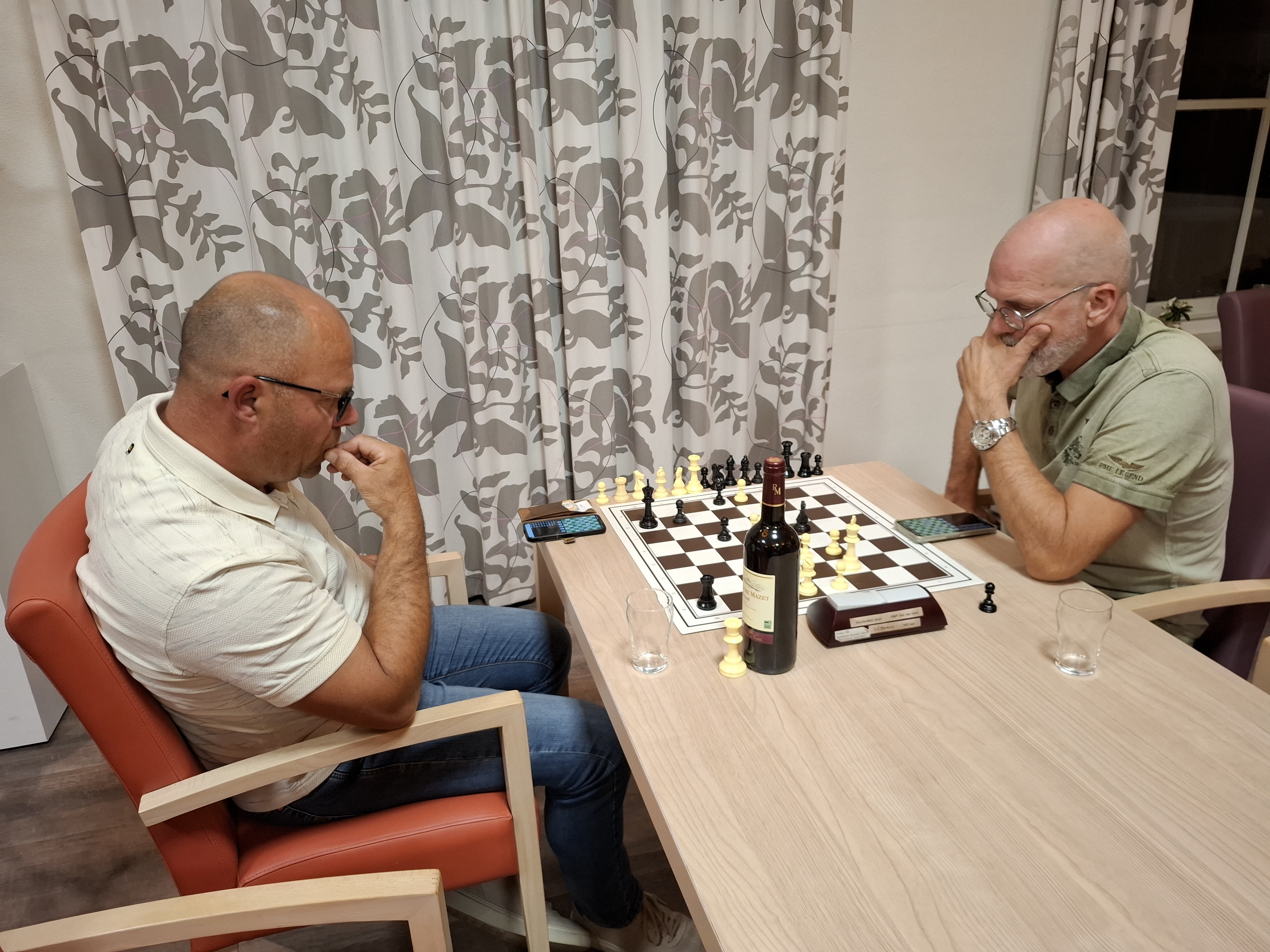 Marco Vieveen (rechts) wist een pion tot dame te promoveren. Voor Arjan Bom (links) was er geen houden meer aan.