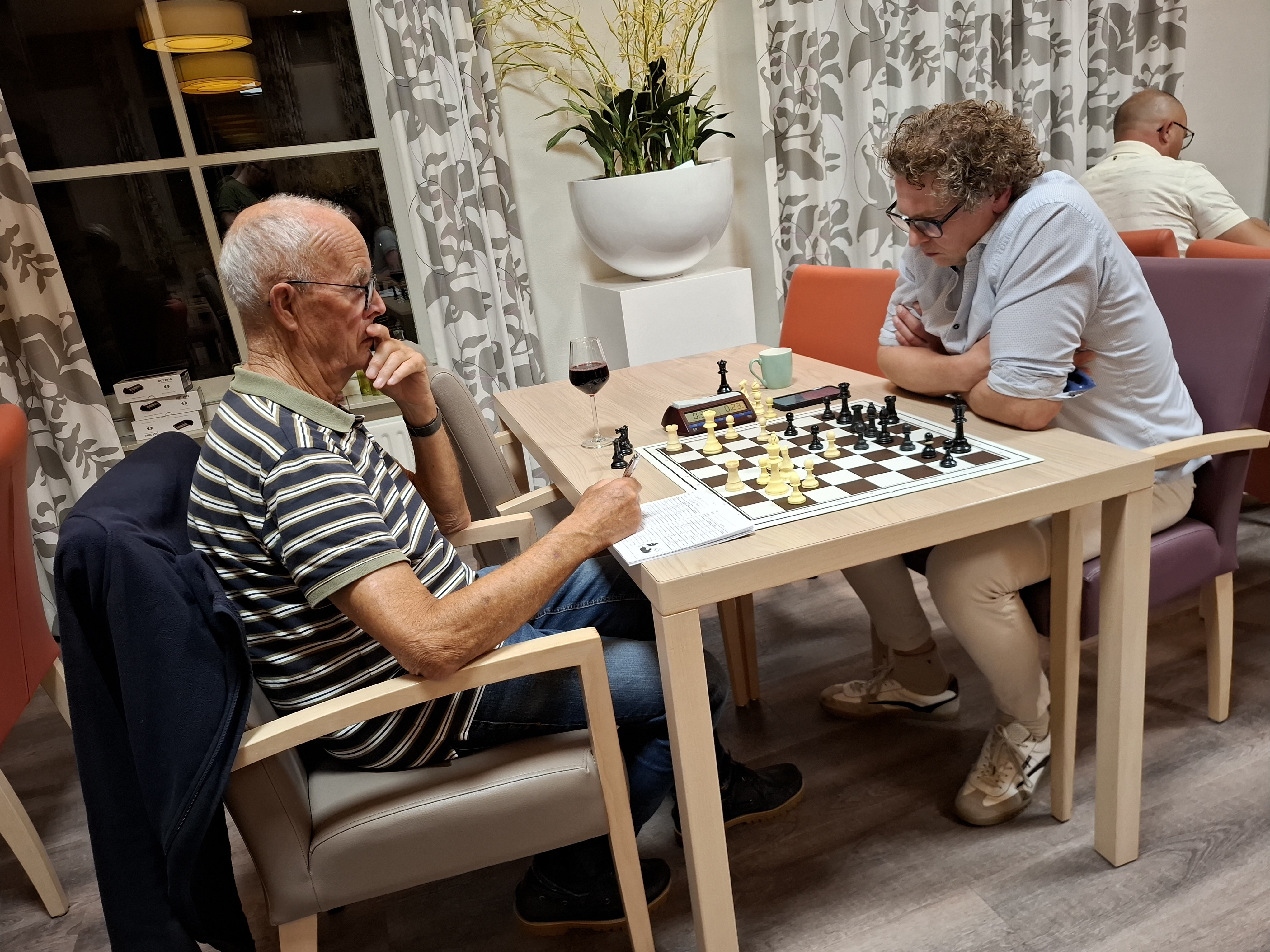 William Beitler (rechts) is sinds kort lid en won tegen Dick Doeswijk (links) ook zijn tweede partij.